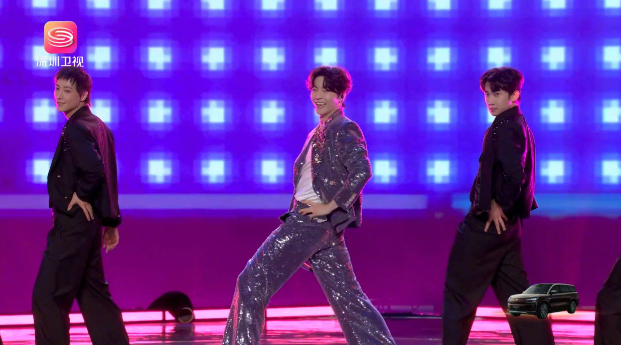 陈立农深圳卫视春晚唱跳四首歌曲展现舞台魅力