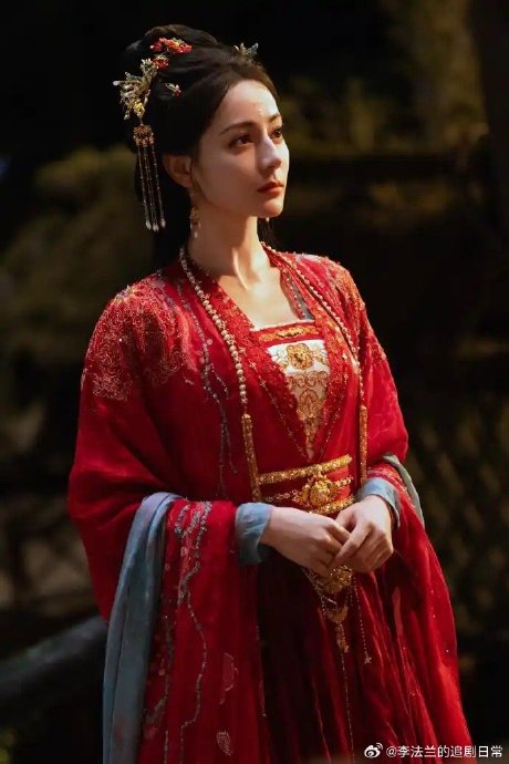 迪丽热巴在《白日提灯》里饰演的贺思慕究竟是什么身份和设定？