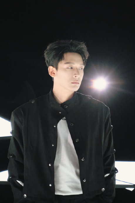 张晚意林允希林娜依高携手奥迪E5演绎三倍浪漫