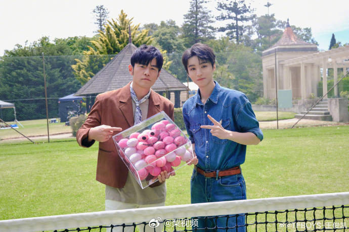 王俊凯一次性发布3张与周杰伦新合照