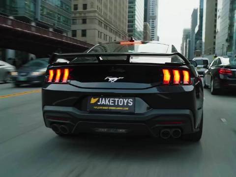 福特野马化身路障与迪诺对战，变形金刚世界再现经典