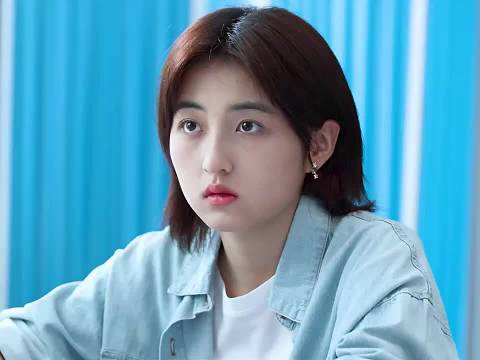 女孩穿越12年前变孤儿，雷佳音张子枫新剧《天才基本法》开播