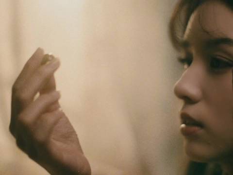 周也翟潇闻演绎平行轨迹交汇，光影定格心动瞬间