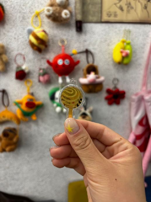 年轻群体中流行的‘无痛攒金’和购买小克重金条，其背后的投资逻辑与传统方式有何不同？