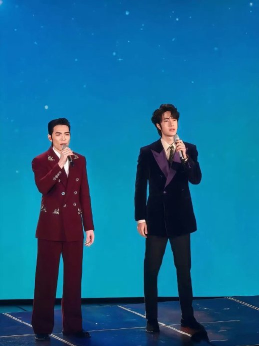 乐评人和网友们如何评价王一博这次春晚舞台的唱功和舞台表现？