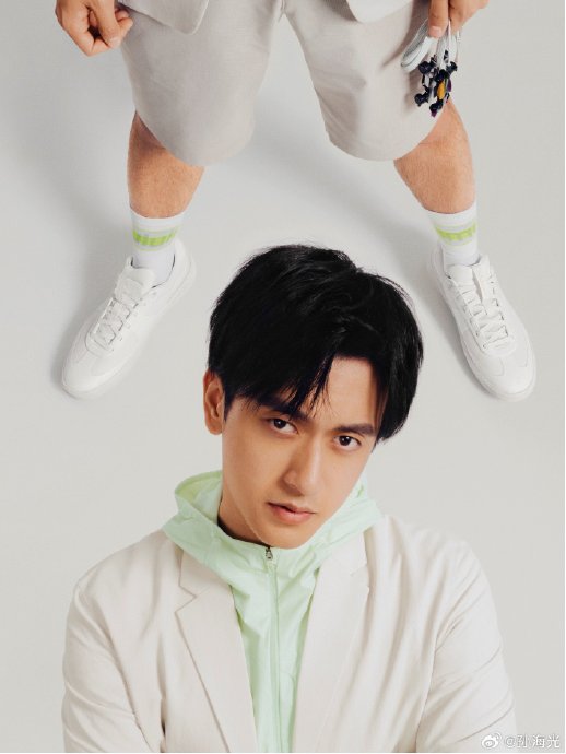 F1车手头盔的设计流程是怎样的，通常由谁负责完成？