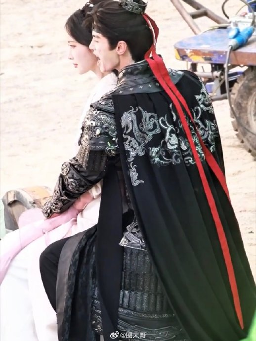 孟子义和何在《百花杀》最新花絮中的吻戏具体发生在什么场景？