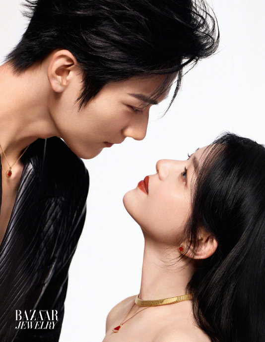 陈妍希和周柯宇在《时尚芭莎珠宝》情人节特辑封面中的互动细节有哪些？