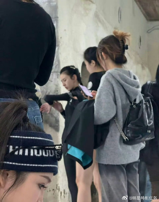 宋祖儿北京潜水馆练习自由潜水引关注