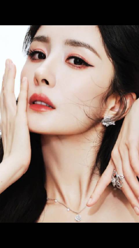 杨幂与顶流男星矛盾升级,江疏影新剧遇挑战,张雨绮努力破局,王楚然新剧获好评