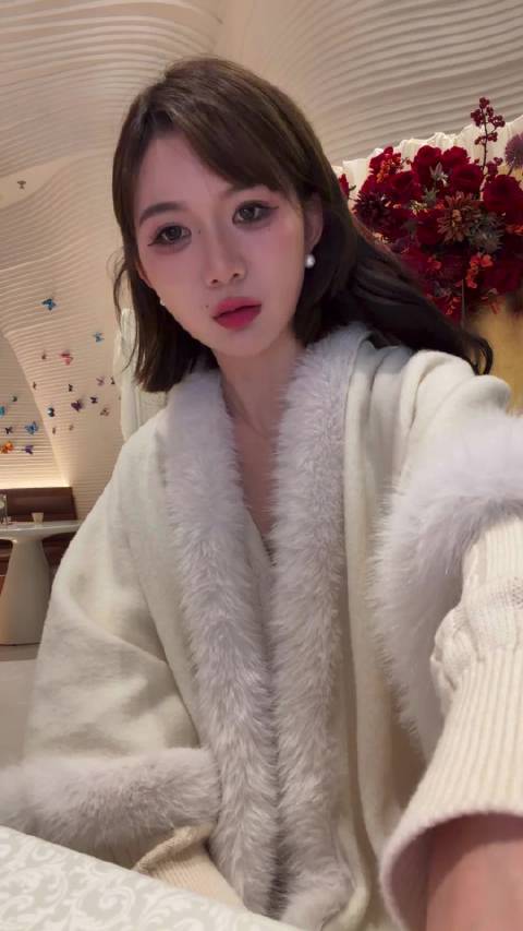 店里放着周杰伦的歌，此刻完美