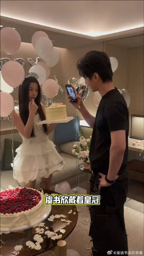 何与为虞书欣过生日！你许愿我拍照，就这个朝朝暮暮CP磕的爽