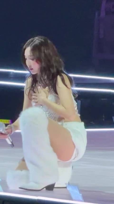 兔兔落单喝水需警惕野狼袭击