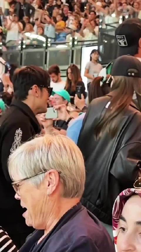 这个手✋要黏在老婆身上周杰伦 视频来源：抖音：鸡排饭加个蛋