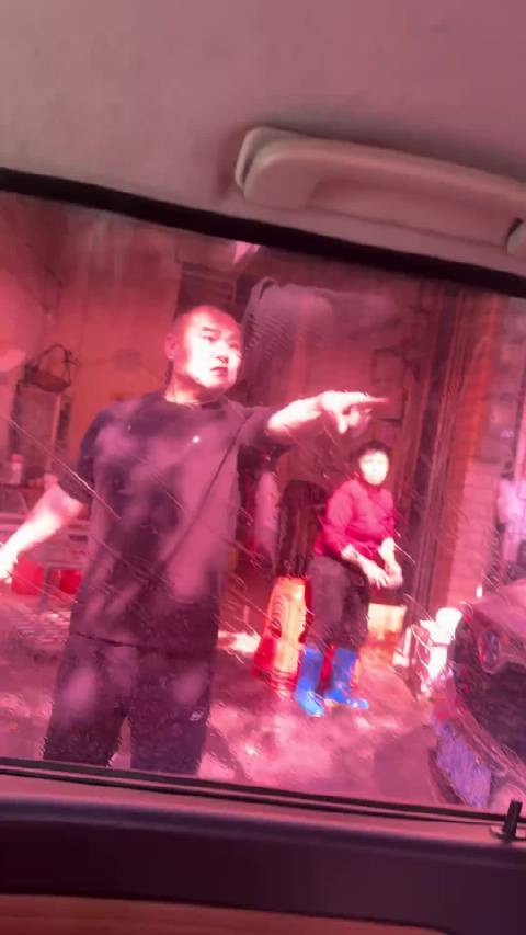 SUV车主与摩托司机窄路对峙怒吼