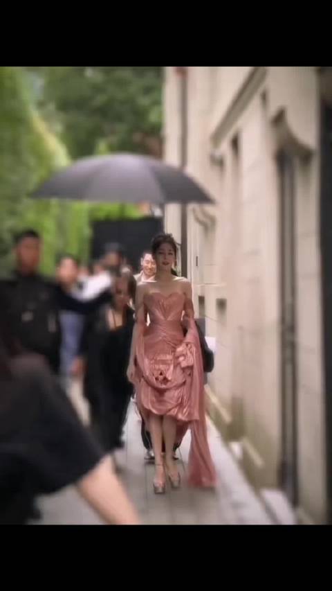 迪丽热巴新剧利剑玫瑰开机，饰演刑警邓妍