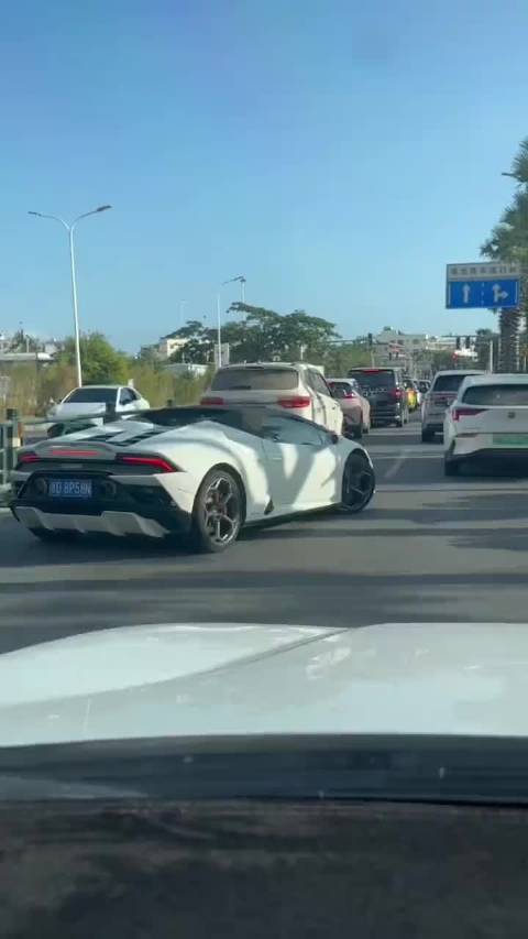 兰博基尼已经完成变道了，所以SUV全责无疑了吧！？