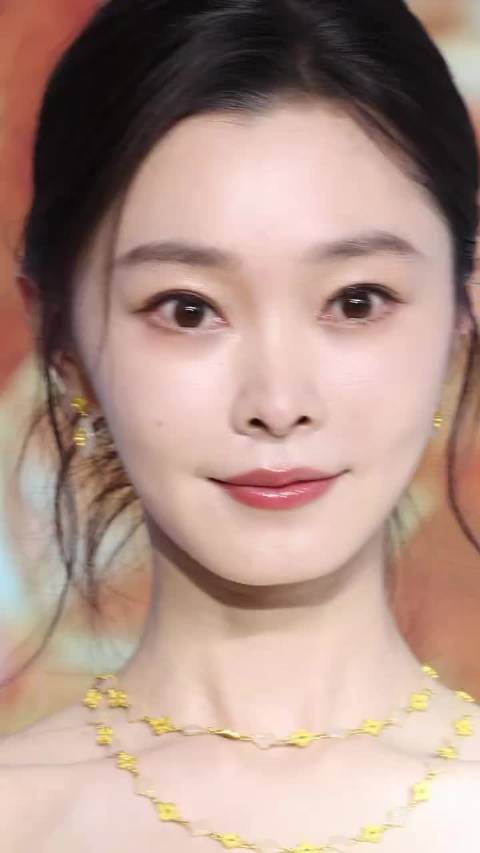 宋轶无名指戴戒指引关注