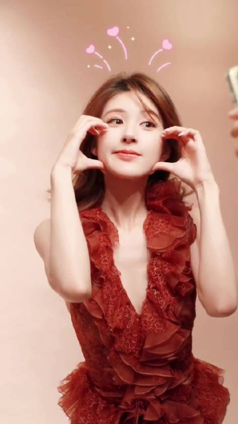 露思跳了阿粉的《love me more》手势舞 —