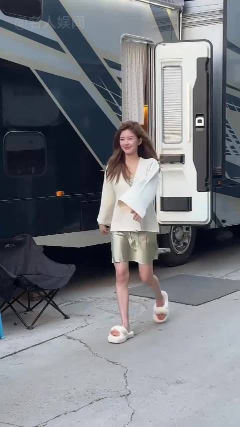 为何赵露思拍戏时总爱穿拖鞋？看到娜然现场踩断高跟，才懂背后心酸
