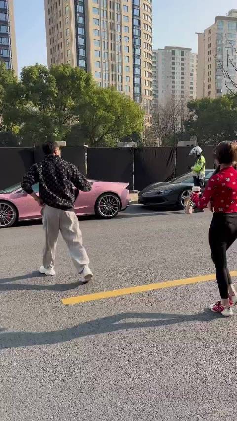 18岁汤臣一品千金驾粉钻迈凯伦现身下午茶