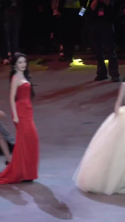 杨幂刘诗诗携手登台引关注