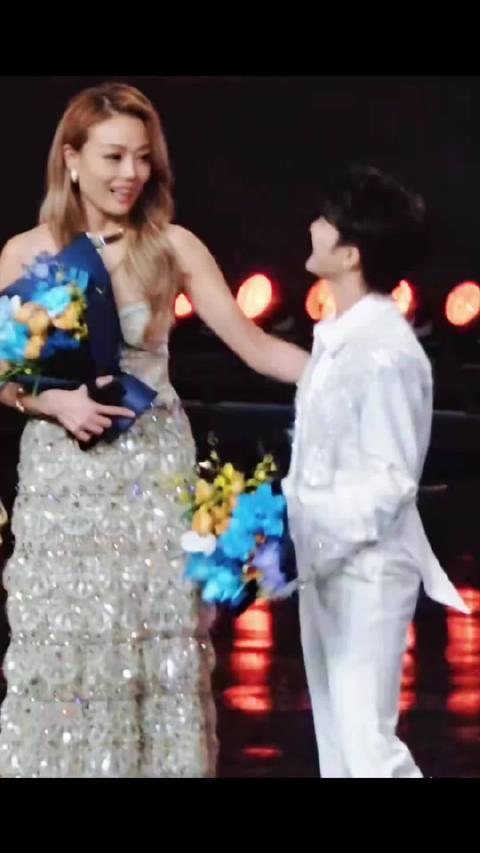 周深容祖儿微博之夜互动，绅士手举吊瓶引热议