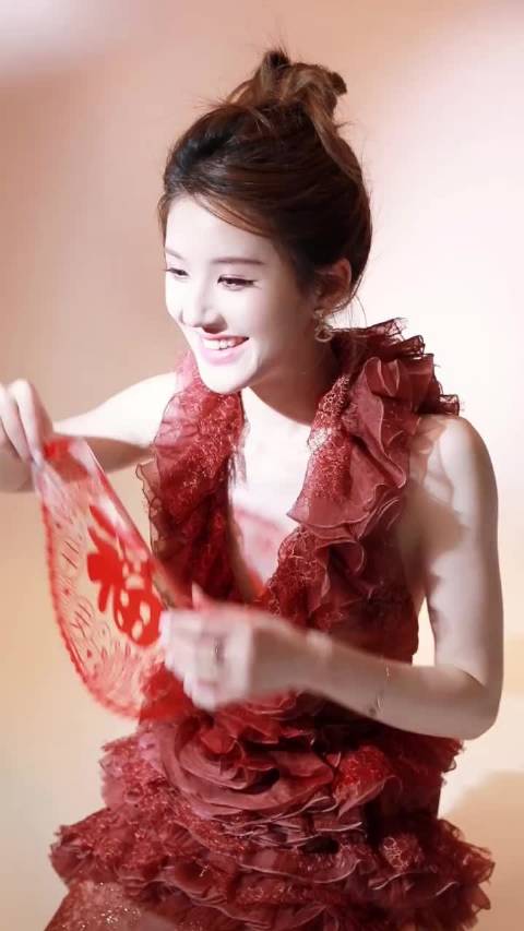 赵露思工作室更新新年拍摄volg