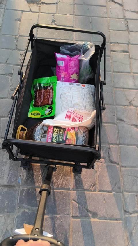 丹尼斯超市现顾客抢购粮油,露营车助力购物