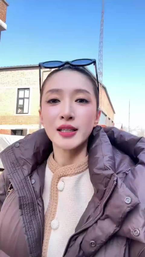 江疏影收工状态松弛明媚，笑容活力迎接新年