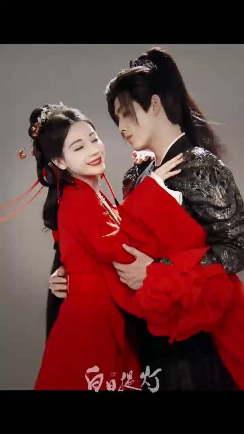 迪丽热巴红衣亮相情人节营业