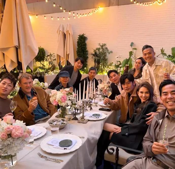 周杰伦一家近期庆祝结婚纪念日的合照里还有哪些家庭成员出镜？