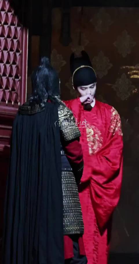 《窈窈有期》新路透来了，何与身着红衣官服，很有气场