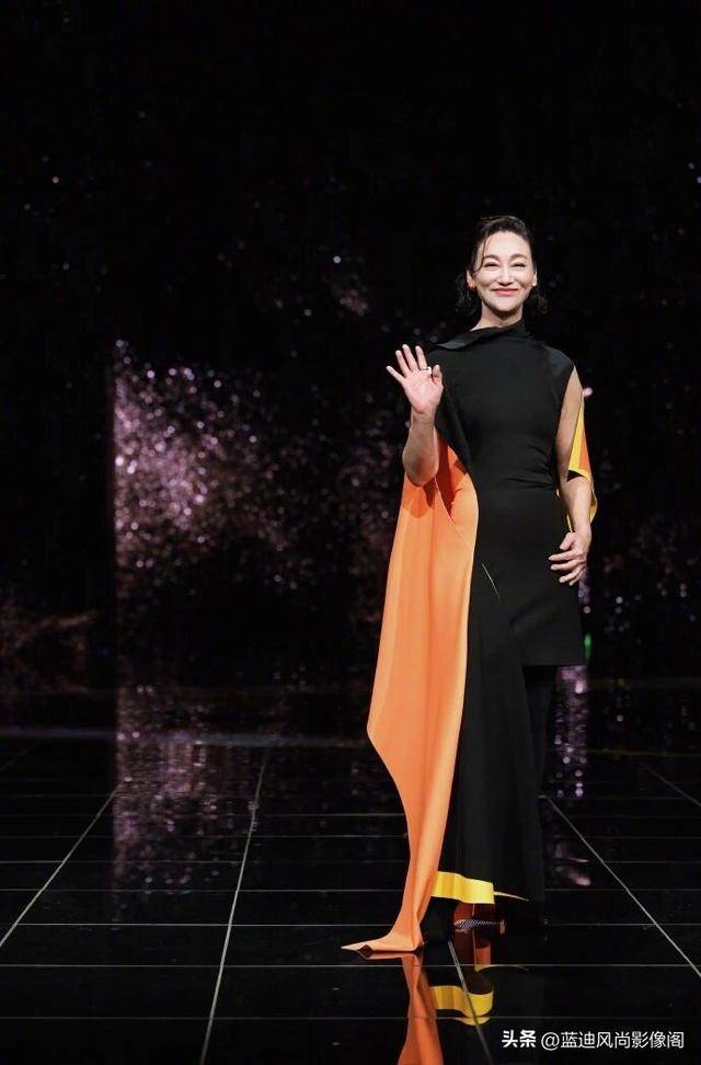 惠英红微博之夜:流光廓形裹身，优雅里藏着神女力量_岁月_先锋_造型