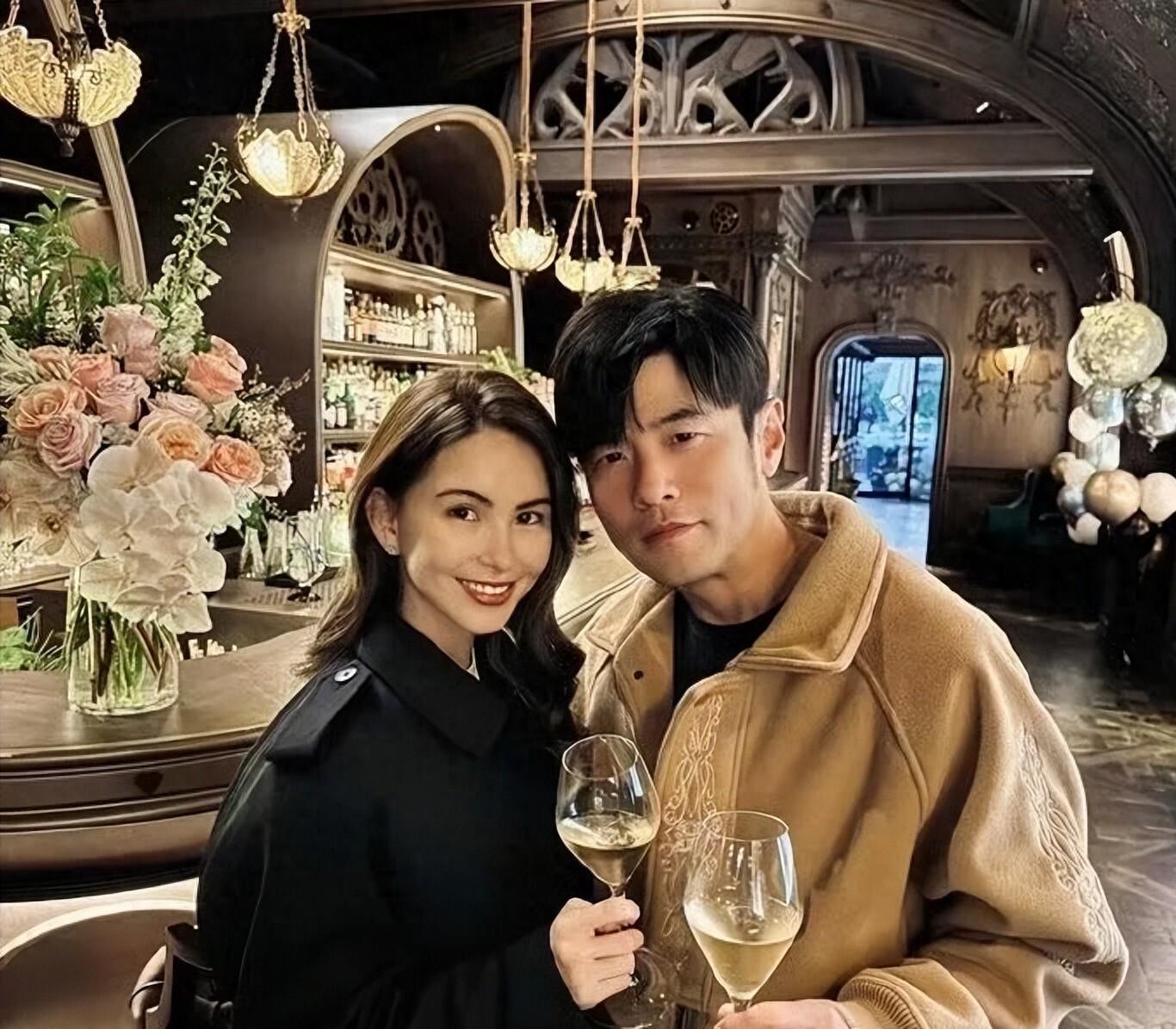 周杰伦47岁生日,王俊凯连续11年手搓蛋糕为偶像庆生,配文:网球教练Jay今年档期满了吗?先排个队!