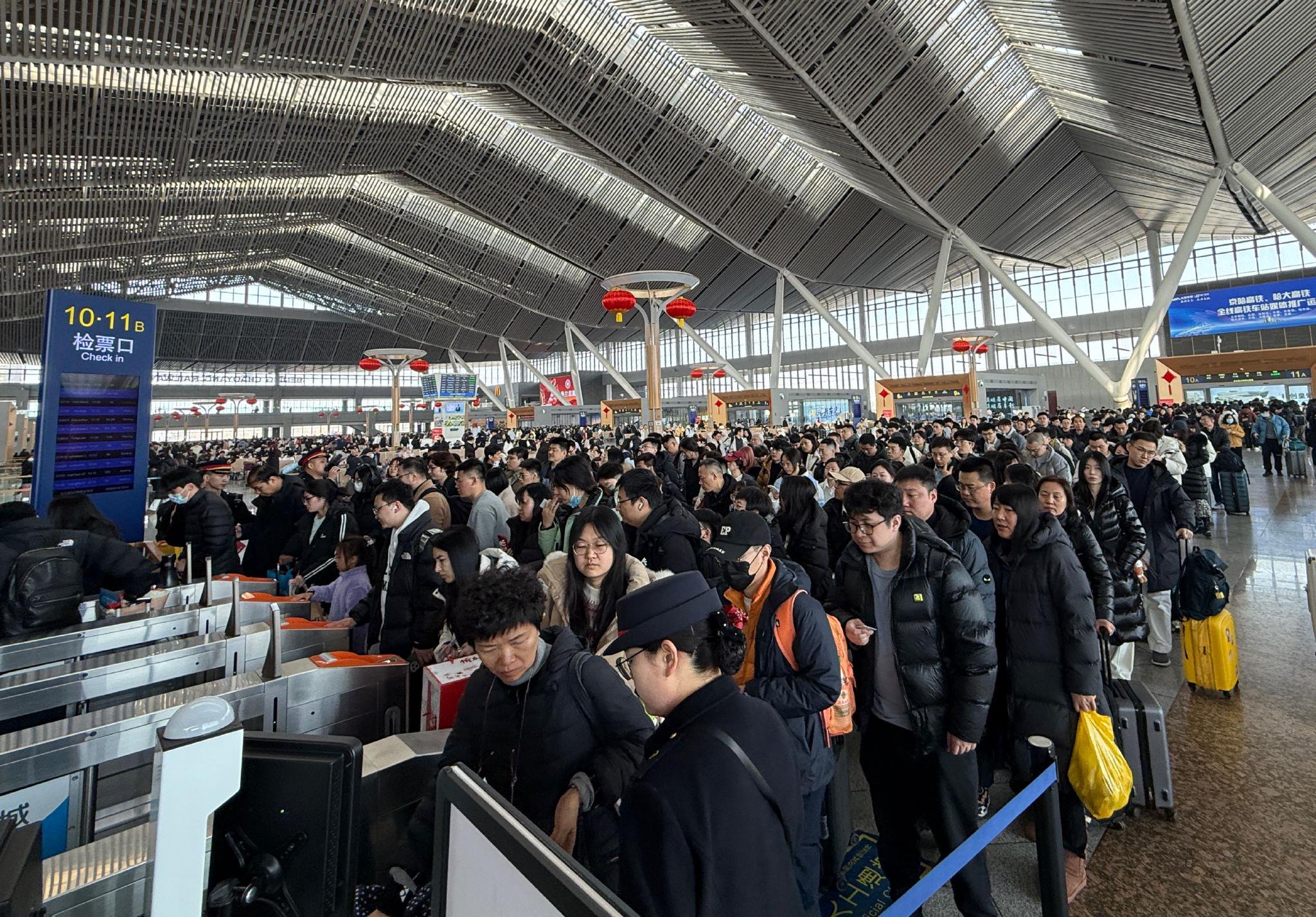 旅客們排隊檢票乘車。新京報記者 王貴彬 攝