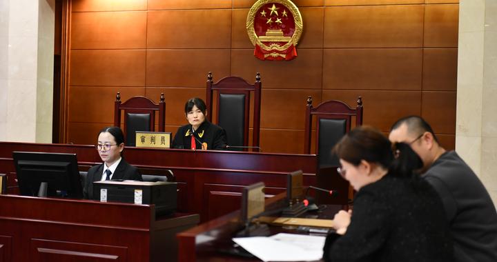 飞行员因病停飞向保险公司理赔，法院判赔220万元