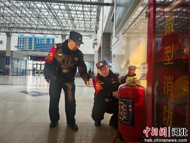 图为石家庄铁路公安处衡水站派出所民警陈家骞和同事检查车站消防设备。 衡水站派出所 供图