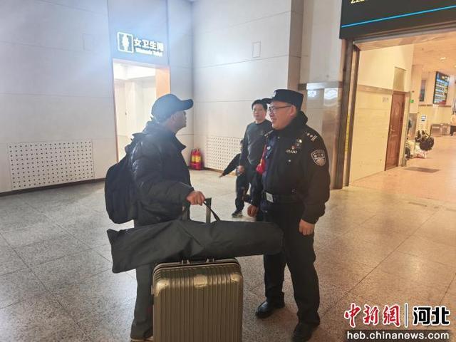 图为石家庄铁路公安处衡水站派出所民警陈家骞在候车室为旅客答疑解惑。 衡水站派出所 供图