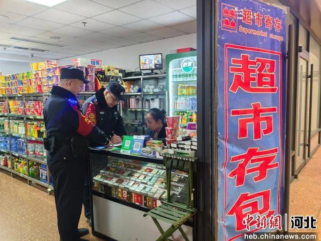 图为石家庄铁路公安处衡水站派出所民警陈家骞和同事检查车站内部商铺。 衡水站派出所 供图