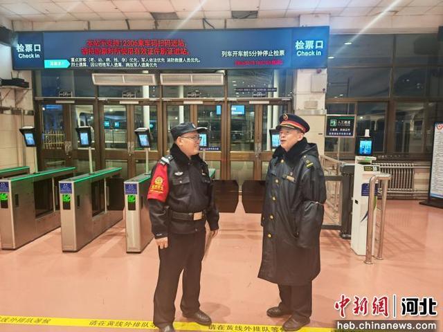图为石家庄铁路公安处衡水站派出所民警陈家骞与铁路工作人员互通信息。 衡水站派出所 供图