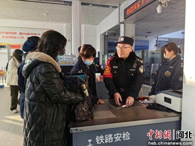 图为石家庄铁路公安处衡水站派出所民警陈家骞督导安检查危工作。 衡水站派出所 供图