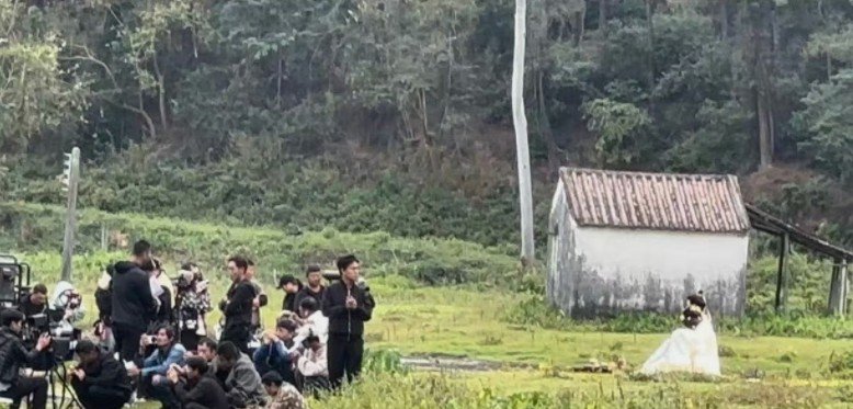 孟子义李昀锐在拍吻戏,除了导演全部的工作人员都背过身了呢