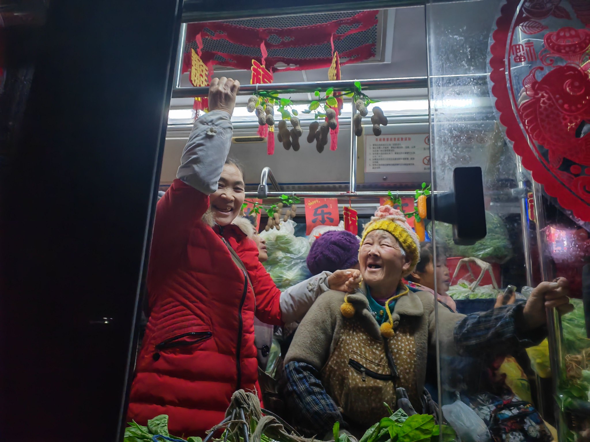 新春中国行｜开往新春的“卖菜公交”