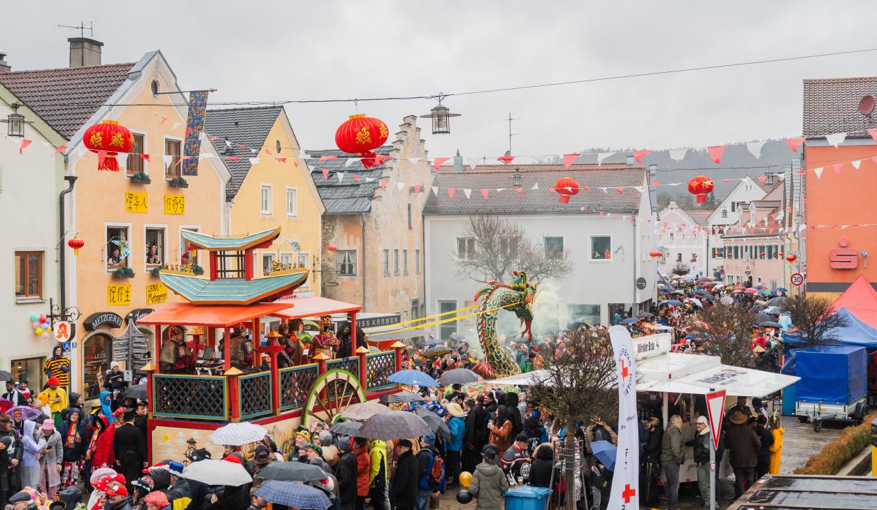 秦淮灯彩闪耀德国巴伐利亚，小镇上演“中国狂欢节”