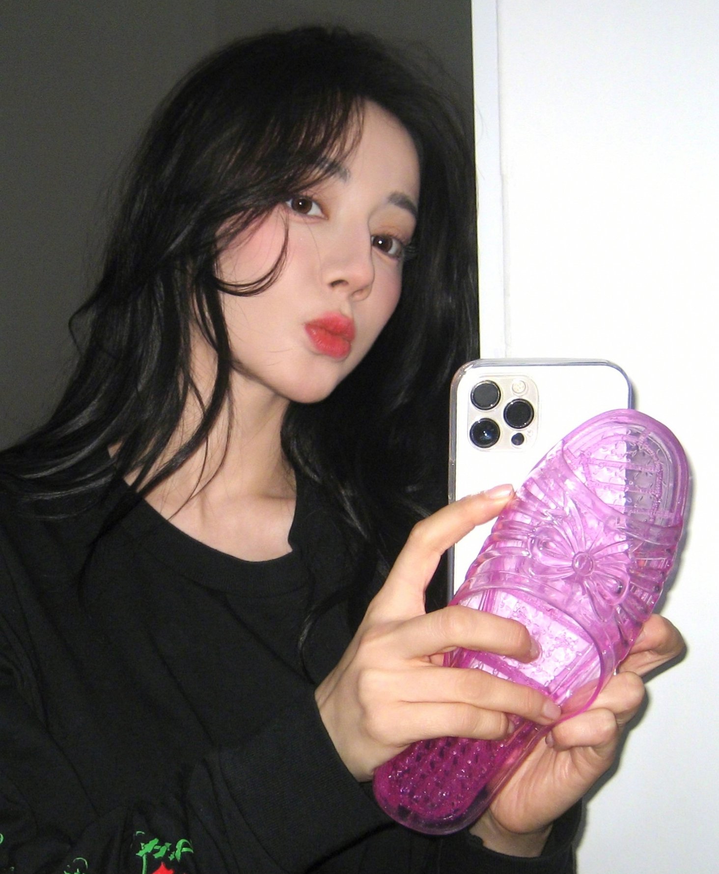 迪丽热巴晒新手机壳,粉色水晶拖鞋配铁锹造型抢镜