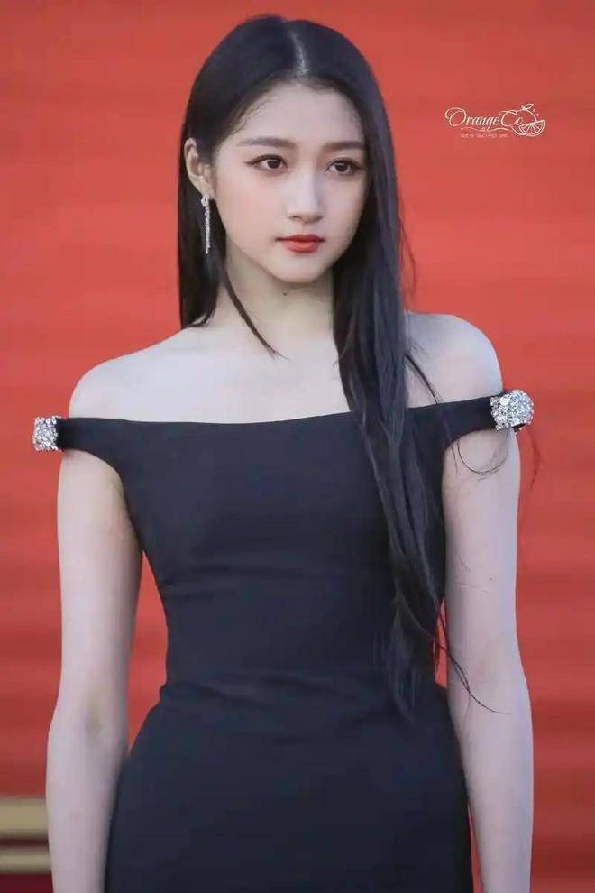 央视四小花旦大洗牌！关晓彤边缘化，张子枫逆袭，唯独她成功升咖