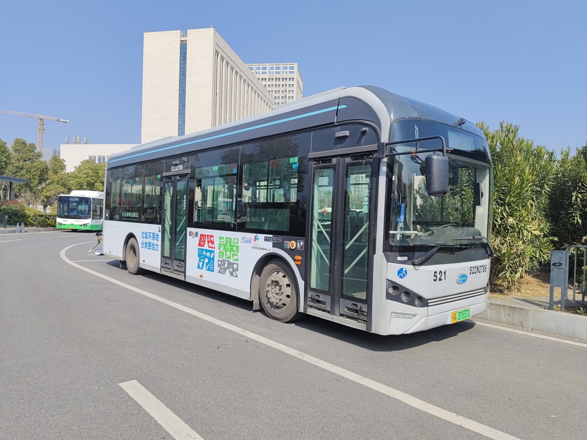 “车身+站亭”双屏联动，绿色文明流动江城武汉