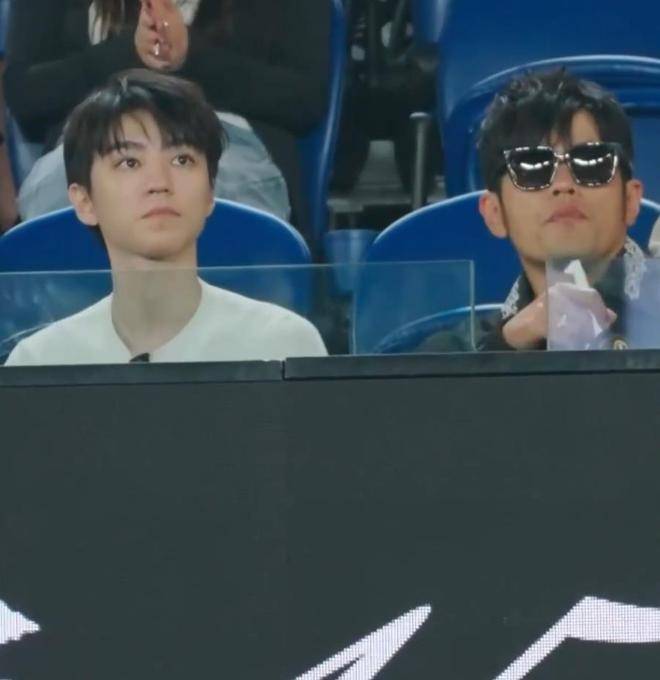 原创 王俊凯周杰伦澳网并肩观赛，镜头下两人专注交流