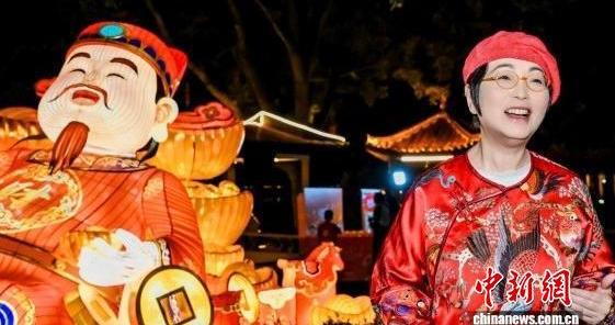 （新春走基层）“石榴姐”苑琼丹亮相肇庆彩灯嘉年华 赏灯看剧迎新春